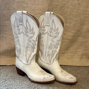 Idyllwind White Leather Western Heeled Cowboy Boots- Snip toe